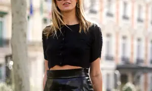 Outfit falda cuero negra: 7 combinaciones que no puedes perderte