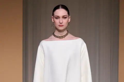 Los zapatos perfectos para combinar con vestido blanco y lucir espectacular