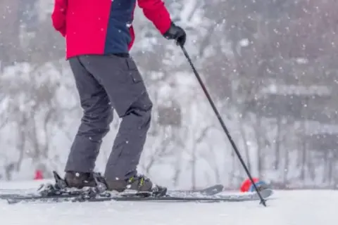 Los mejores pantalones de nieve en Decathlon para esquiar cómodamente