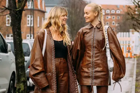 Inspírate con outfits con pantalón de cuero para cada ocasión