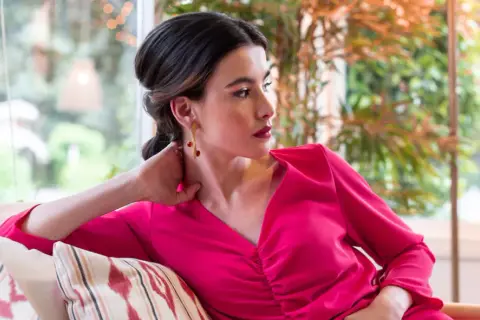 Cómo combinar un vestido fucsia para lucir espectacular en cualquier ocasión
