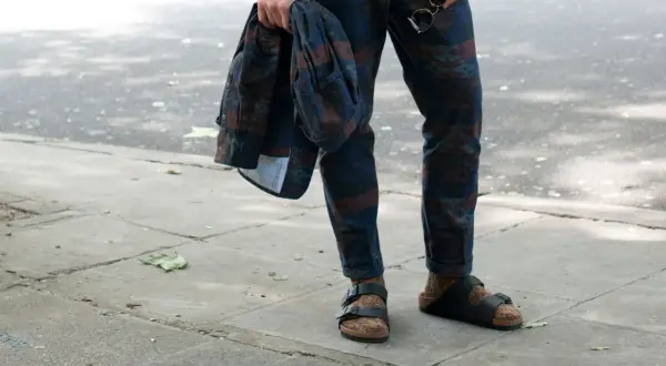 Inspírate con estos outfits perfectos para Birkenstock hombre
