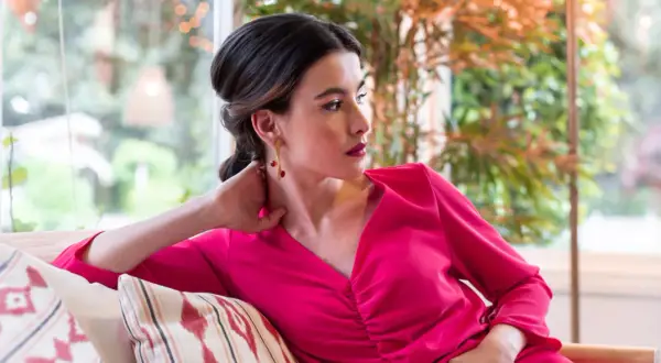 Cómo combinar un vestido fucsia para lucir espectacular en cualquier ocasión