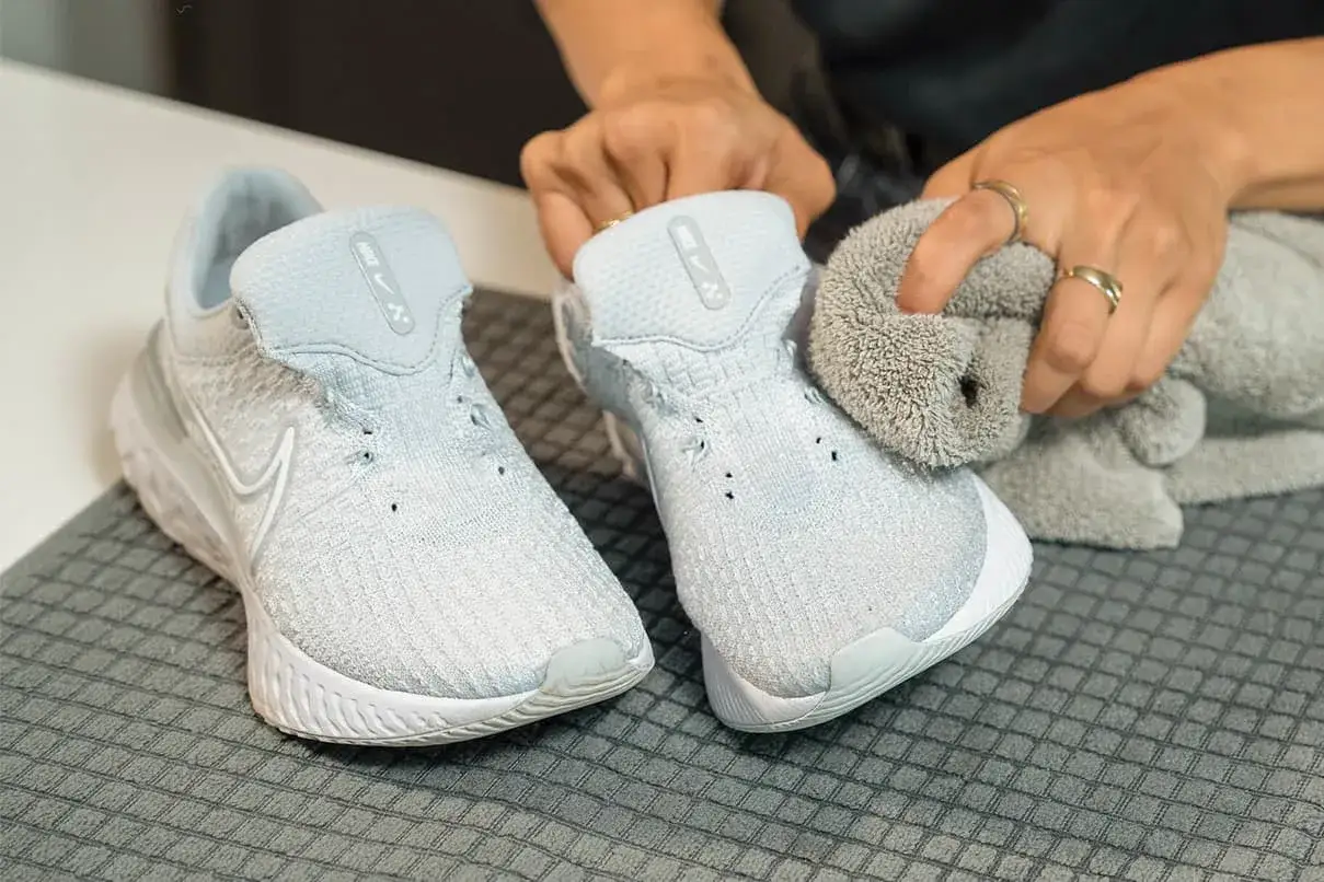 Zdjęcie Cómo se limpian los zapatos blancos sin dañarlos ni complicarse